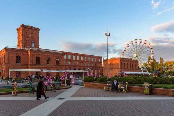 Lodz Poland September 2022 People Visit Inner Square Manufaktura Sunset Stockbild