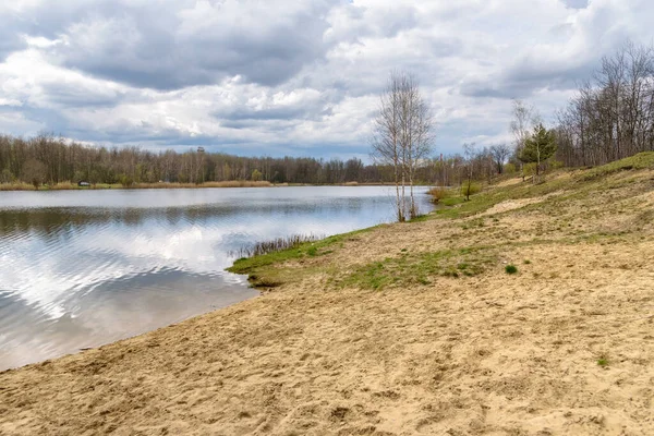 Borki 湖的春天看法在边界在 Sosnowiec 和卡托维兹城市之间 — 图库照片