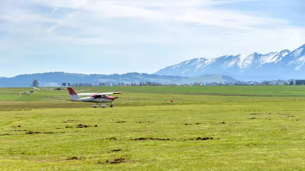 Small Airplane Sport Grass Airfield Nowy Targ Tatra Mountain Background — Stock Photo, Image