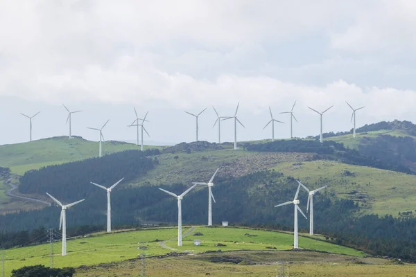 Cedeira-İspanya. Galiçya, İspanya 'daki Sierra de A Capelada' da 29 Ekim 2022 'de bir Capelada I rüzgar çiftliği.