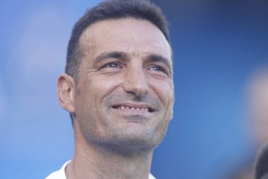 Lionel Scaloni anısına, Arjantin dünya şampiyonu futbol takımının koçu, 1 Ağustos 2023 'te Riazor Stadyumu' nda Deportivo de la Coruna tarafından yakın çekim.
