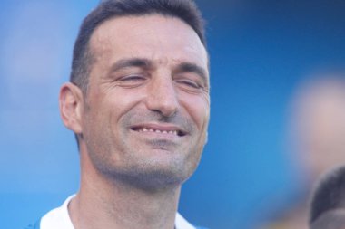 Lionel Scaloni anısına, Arjantin dünya şampiyonu futbol takımının koçu, 1 Ağustos 2023 'te Riazor Stadyumu' nda Deportivo de la Coruna tarafından yakın çekim.