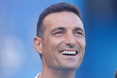 Lionel Scaloni anısına, Arjantin dünya şampiyonu futbol takımının koçu, 1 Ağustos 2023 'te Riazor Stadyumu' nda Deportivo de la Coruna tarafından yakın çekim.