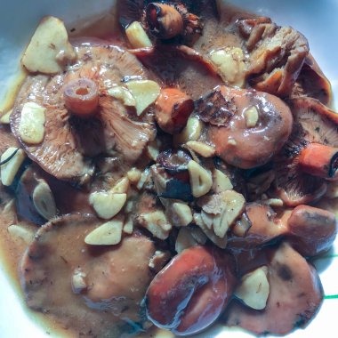 Sarımsaklı sosla pişirilmiş mantarlar.