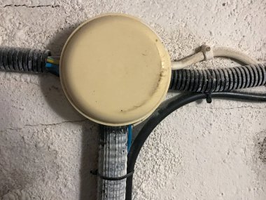 Elektrik tesisatı olan elektrik bağlantı kutusu