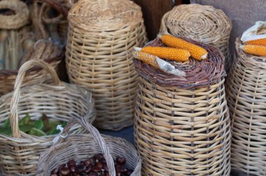 Mısır koçanı ve kestaneden yapılmış el yapımı hasır sepetler.