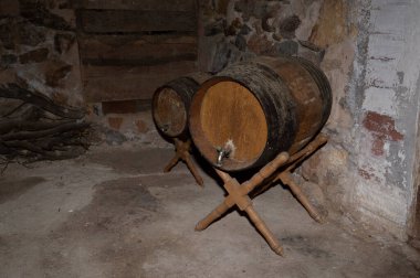 Kilerde şarap depolamak için tahta fıçılar.