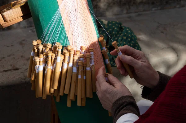 Bobinle örgü ören yaşlı bir kadının elleri