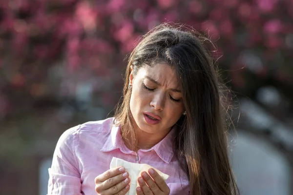 Hübsche Junge Frau Mit Allergie Symptomen Durch Blühende Baumpollen Frühling — Stockfoto