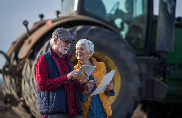Зрелые Фермеры Мужчина Женщина Стоят Поле Пишут Заметки Время Трактор — стоковое фото