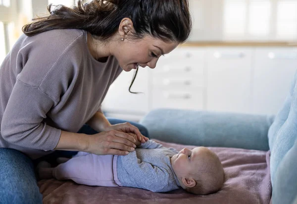 Roztomilé Novorozeně Ležící Zádech Usmívající Matku Posteli Doma — Stock fotografie