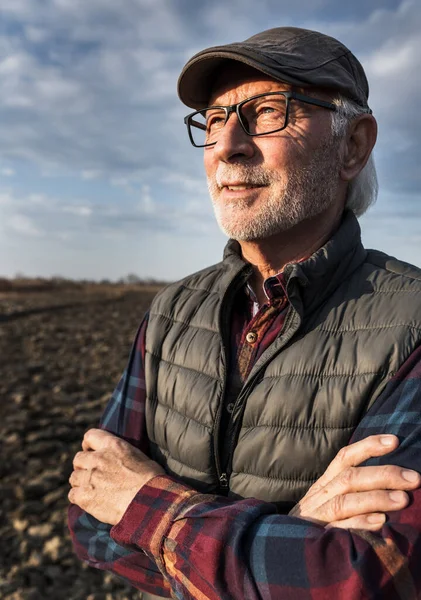 Kış Zamanı Tarlada Çapraz Kollarla Duran Gözlüklü Yaşlı Çiftçinin Portresi — Stok fotoğraf