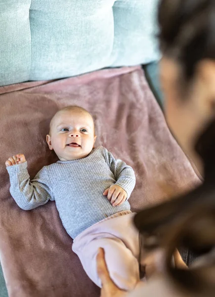 Bebê Recém Nascido Bonito Deitado Costas Sorrindo Para Mãe Cama — Fotografia de Stock