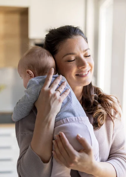 Sorrindo Mãe Bonita Segurando Bebê Ombro Desfrutando Momento Calma Suave — Fotografia de Stock