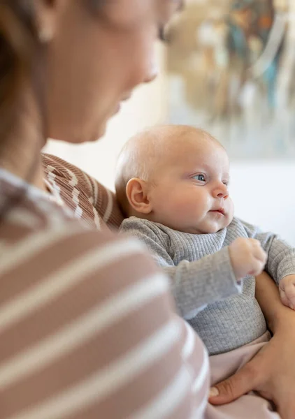 Sorrindo Muito Mãe Segurando Bebê Seus Braços Desfrutando Momento Calma — Fotografia de Stock
