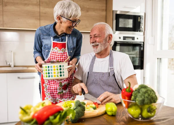 Couple Âgé Joyeux Préparant Soupe Mari Coupant Des Légumes Tandis — Photo