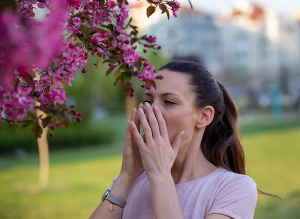 Симптомы Аллергии Пыльцу Цветущих Деревьев Весной Чихание — стоковое фото