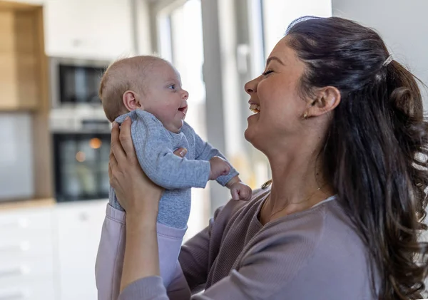 Glad Ung Mamma Står Köket Och Håller Söta Leende Nyfödda — Stockfoto