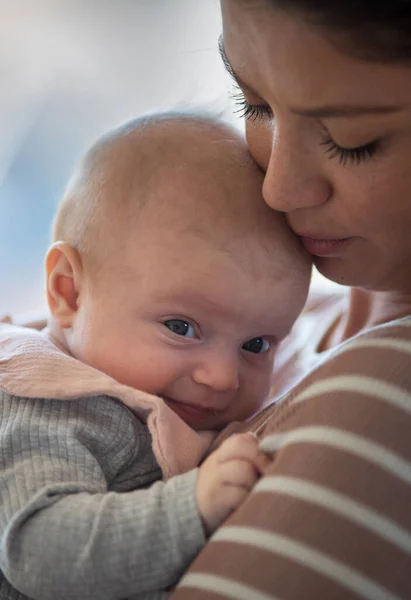 Retrato Bebê Adorável Nos Braços Mãe Olhando Tímido Para Câmera — Fotografia de Stock