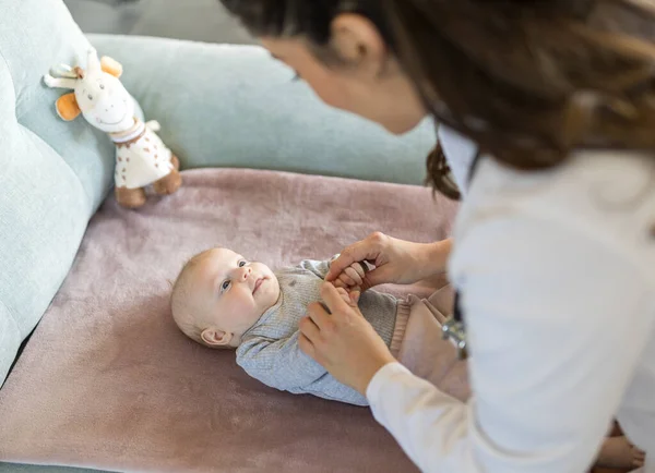 Muito Jovem Médico Pediatra Examinando Bebê Pequeno Bonito — Fotografia de Stock
