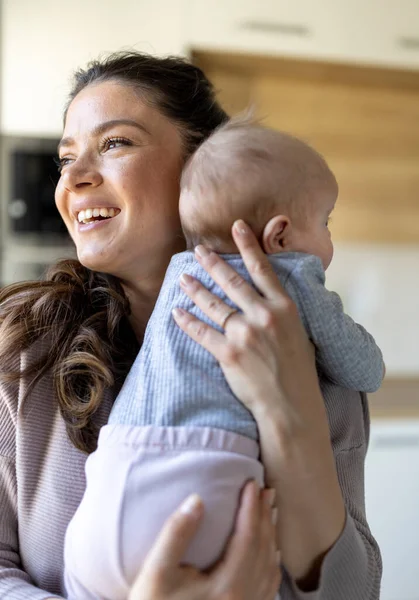 Sorrindo Muito Mãe Segurando Bebê Ombro Desfrutando Momento Terno Abraço — Fotografia de Stock