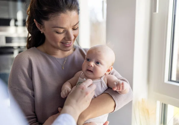 Mãe Bonita Segurando Bebê Pequeno Bonito Consultório Médico Enquanto Pediatra — Fotografia de Stock