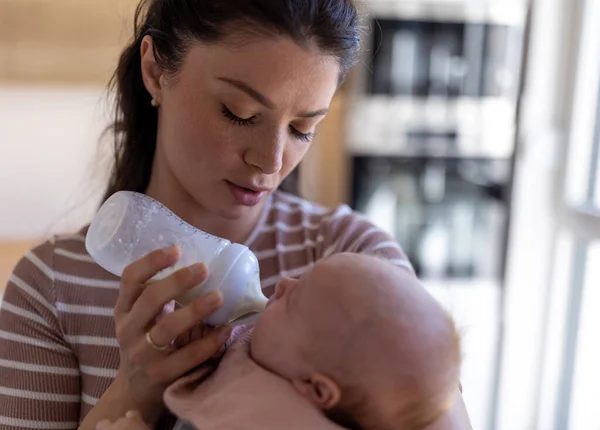 Jovem Mãe Alimentando Bebê Recém Nascido Com Leite Mamadeira Casa — Fotografia de Stock