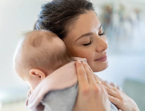 Sorrindo Mãe Bonita Segurando Bebê Ombro Desfrutando Momento Calma Suave — Fotografia de Stock