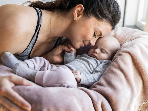 Mãe Abraçando Com Bebê Recém Nascido Que Dorme Segurando Dedo — Fotografia de Stock