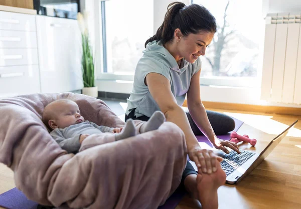Młoda Ładna Matka Patrząca Laptopa Ćwicząca Macie Jogi Domu Przed — Zdjęcie stockowe