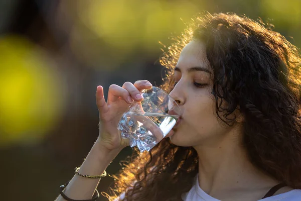 Söt Ung Kvinna Dricksvatten Från Glas Parken — Stockfoto
