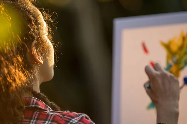 Вид Сзади Красивую Молодую Женщину Рисующую Открытом Воздухе Закате — стоковое фото