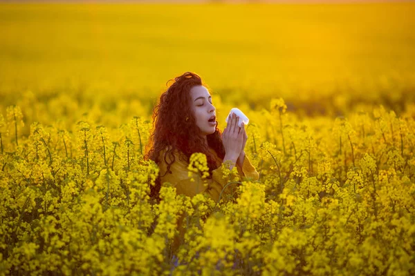 Όμορφη Νεαρή Γυναίκα Φτερνίζεται Και Φυσάει Μύτη Κίτρινη Ώριμη Ελαιοκράμβη — Φωτογραφία Αρχείου