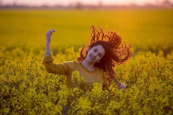 Όμορφη Νεαρή Γυναίκα Σγουρά Μαλλιά Ώριμο Χωράφι Κραμβόσπορους Κίτρινα Λουλούδια — Φωτογραφία Αρχείου