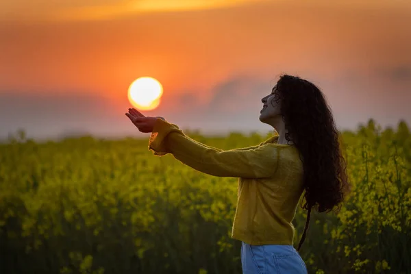 Όμορφη Νεαρή Γυναίκα Που Κρατάει Τον Ήλιο Στα Χέρια Της — Φωτογραφία Αρχείου