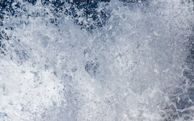 Su damlalarının soyut görüntüsü taşın üzerine sıçramasıyla meydana gelir.