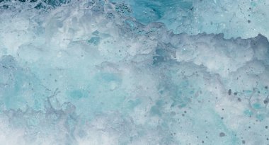 Su damlalarının soyut görüntüsü taşın üzerine sıçramasıyla meydana gelir.