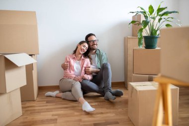 Mutlu çift yeni evlerindeki kutuları taşırken yeni bir başlangıç için heyecan ve beraberliğin tadını çıkarıyorlar.