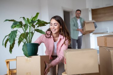 Mutlu çift yeni başlangıçlar için eve kutular taşıyor.