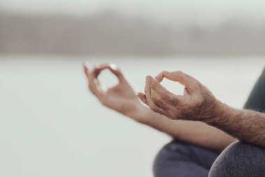 Meditasyon, açık hava ve plajda yoga pozu veren son sınıf öğrencilerini yakın çekiyoruz. Sağlıklı yaşam tarzı, zen, beden ve zihin dengeleyici kavram
