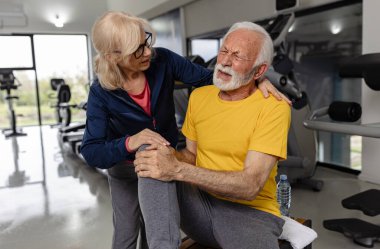 Son sınıf öğrencisi spor yaparken sakatlanıyor, yaşlı kadın ona yardım etmeye ve onu rahatlatmaya çalışırken kenarda oturuyor.