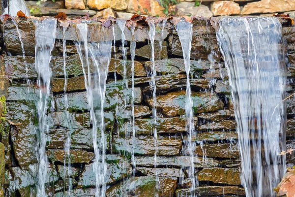 濡れた石の上に水の美しい背景 石の上に水滴が落ちる — ストック写真