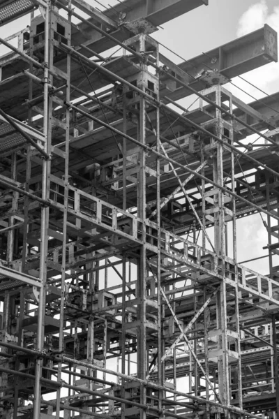 Μαύρο Και Άσπρο Μεταλλική Δομή Στο Εργοτάξιο Συνοπτική Κατασκευαστική Βιομηχανία — Φωτογραφία Αρχείου