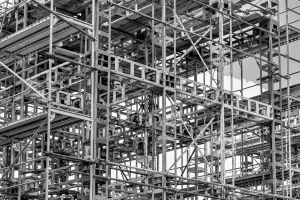 Μαύρο Και Άσπρο Μέταλλο Σκαλωσιές Δομή Στο Εργοτάξιο Αφηρημένη Κατασκευαστική — Φωτογραφία Αρχείου