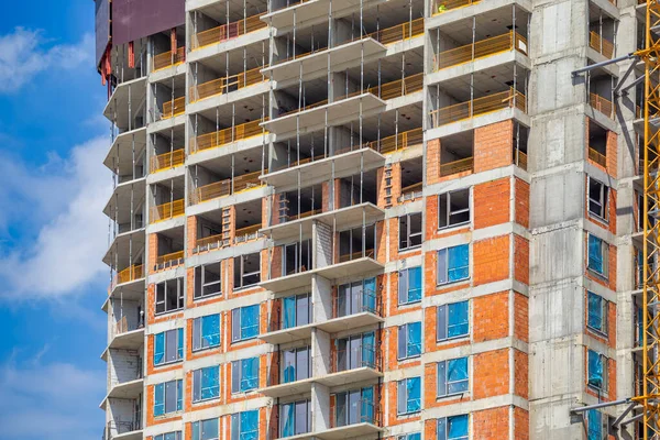 一座新的高层公寓大楼的建筑工程 有公寓和阳台的大房子 新建筑项目 — 图库照片