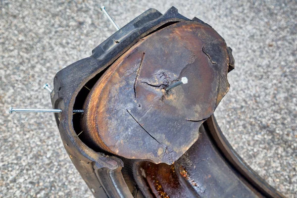 나사와 달리는 타이어 횡단면 — 스톡 사진