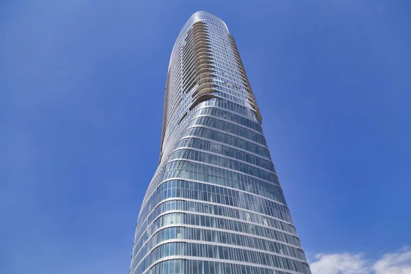 Glasfassade Eines Bau Befindlichen Wolkenkratzers Mit Blauem Himmel Hintergrund — Stockfoto