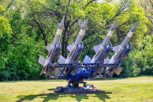 向森林发射四枚导弹的发射器 地对空导弹 — 图库照片