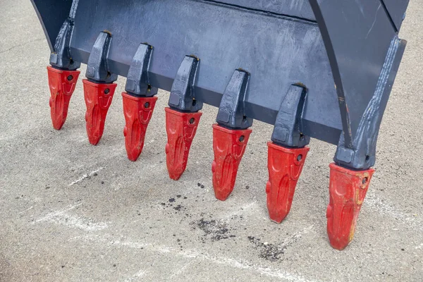 掘削機の赤いバケツの歯 産業背景 — ストック写真