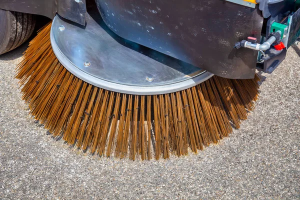 自己のロータリーほうき 道路掃除推進した 金属ブラシでストリートスイーパー — ストック写真